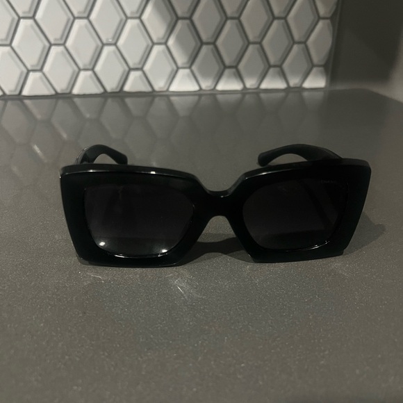 CHANEL Black Oversized Sunglasses - Picture 1 of 4